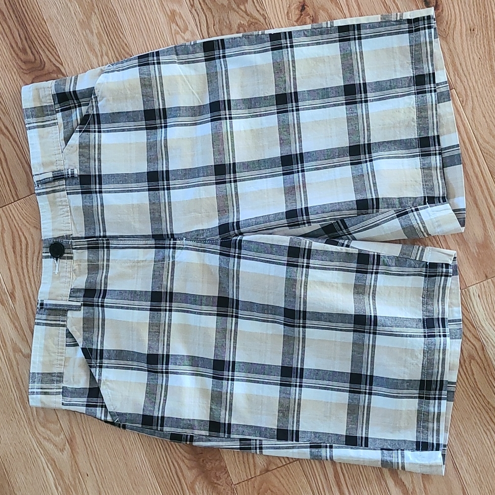 White Stag Bermuda Shorts   Size 6.         Black/Tan/White Plaid.   *Like New*